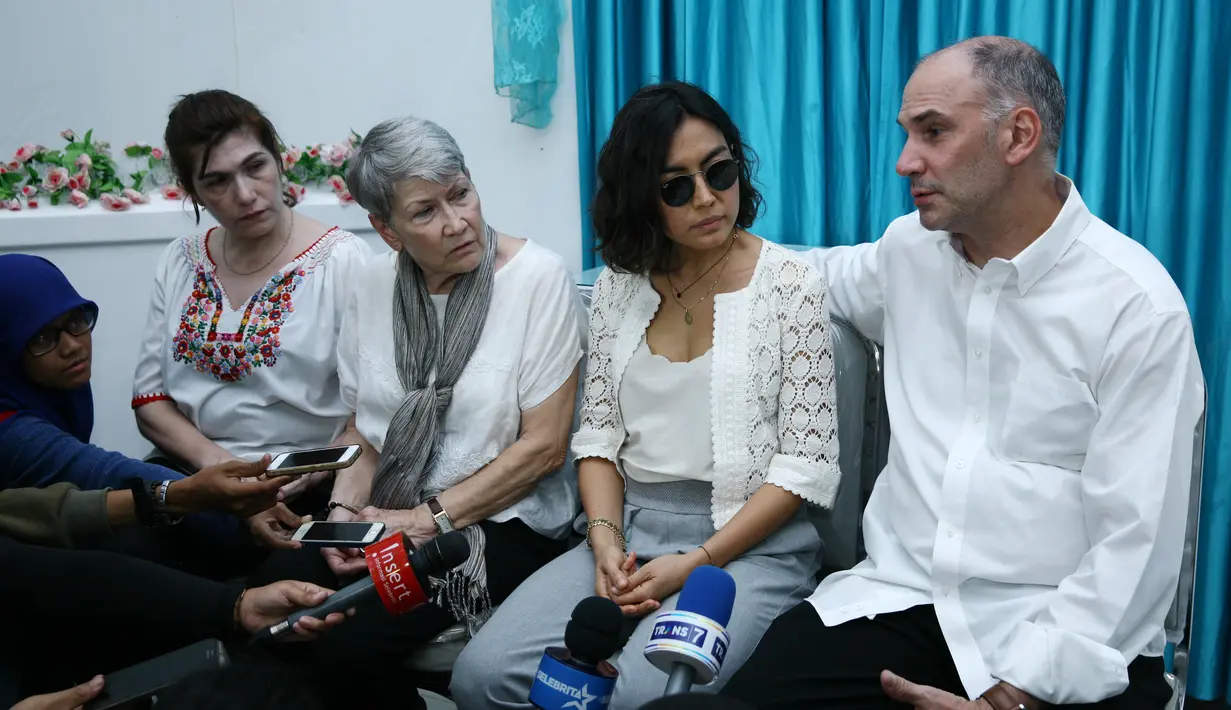 Anak dan istri Bondan Winarno usai mengikuti proses kremasi dan menitipkan abu-nya. Anak dan istrinya memberikan keterangan terkait penyakit orang tercintanya yang telah meninggal dunia. (Nurwahyunan/Bintang.com)