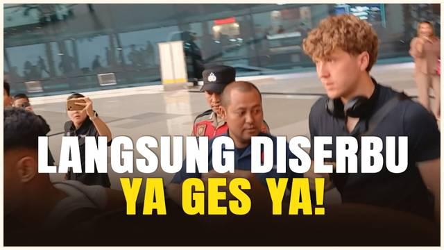 Oxford United mendarat di Indonesia melalui Bandara Soekarno-Hatta. Marselino Ferdinan dan Ole Romeny, langsung diserbu banyak fans. Oxford menjadi satu dari enam peserta Piala Presiden 2025.