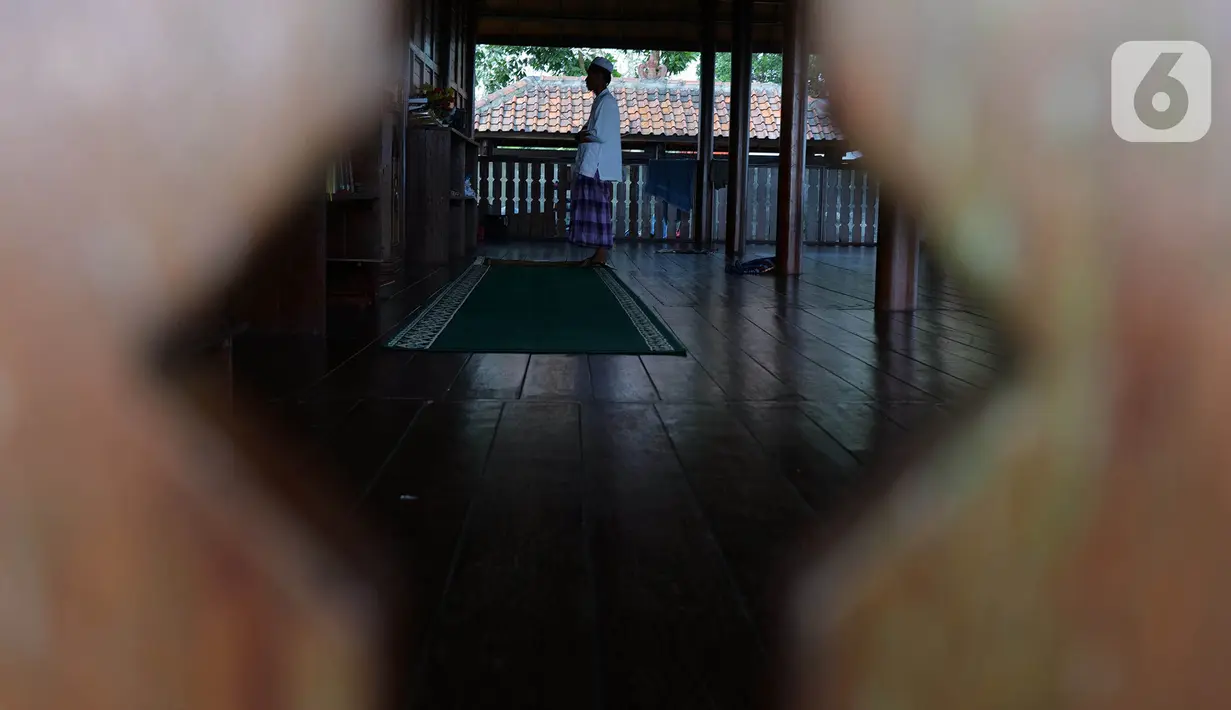 Warga Baduy melaksanakan salat di Musala At-Taubah di kampung Landeh, Lebak, Banten, Selasa (27/04/2021). Musala ini didirikan sejak 3 tahun lalu bebarengan dengan di dirikannnya Kampung Mualaf suku Baduy. (Liputan6.com/Herman Zakharia)