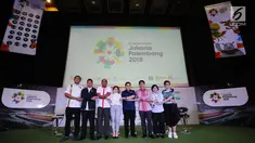 Ketua Umum INASGOC, Erick Thohir (kelima kiri) bersama COO Emtek Group, Sutanto Hartono (ketiga kanan) bergandengan tangan bersama jelang konferensi pers Official Broadcaster Asian Games 2018 di Jakarta, Kamis (8/2). (Liputan6.com/Helmi Fithriansyah)