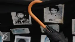 Aktivis JSKK membawa foto-foto korban pelanggaran HAM saat aksi Kamisan ke-460 di depan Istana Merdeka, Jakarta, Kamis (22/9). Aksi ini memeringati 17 tahun Tragedi Semanggi II yang jatuh pada Sabtu, 24 September 2016. (Liputan6.com/Immanuel Antonius)