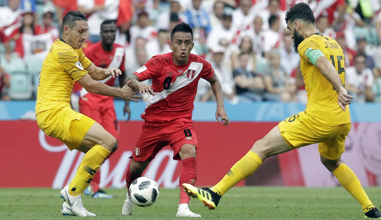 Gelandang Peru, Christian Cueva, berusaha melewati kepungan pemain Australia pada laga grup C Piala Dunia di Stadion Fisht, Sochi, Selasa (26/6/2018). Peru menang 2-0 atas Australia. (AP/Gregorio Borgia)