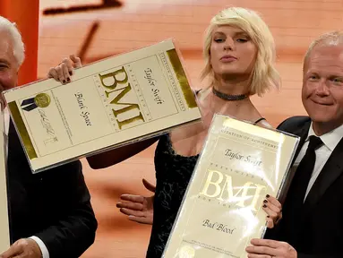 Penyanyi Taylor Swift (tengah) saat mendapatkan dua penghargaan di BMI Pop Awards ke 64, Beverly Hills , California, AS, (10/5). Taylor Swift mendapatkan dua penghargaan yaitu Taylor Swift Award dan Pop Songwriter of the Year. (Frazer Harrison/AFP)