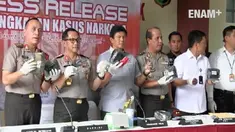 Kapolri Jenderal Tito Karnavian kembali mengirim pesan perang kepada bandar narkoba. Tito beserta jajarannya menggelar konferensi pers terkait penangkapan empat bandar narkoba di depan kamar jenazah Rumah Sakit Polri, Kramatjati, Jakarta Timur, Selas...