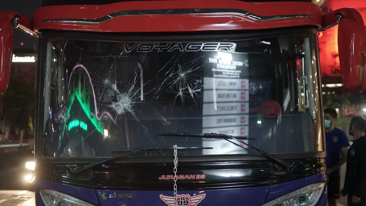 Bus Arema FC Rusak Dilempar Batu