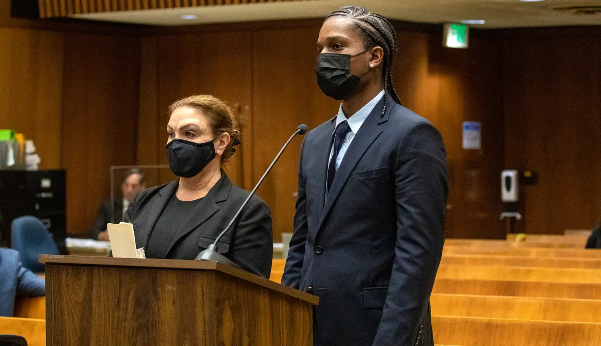 Rapper A$AP Rocky (kanan) menjalani sidang kasus dugaan penyerangan di Los Angeles Superior, California, Amerika Serikat, 17 Agustus 2022. Rapper bernama asli Rakim Mayers tersebut tetap bebas dengan jaminan USD 550.000. (Irfan Khan/Los Angeles Times via AP, Pool)