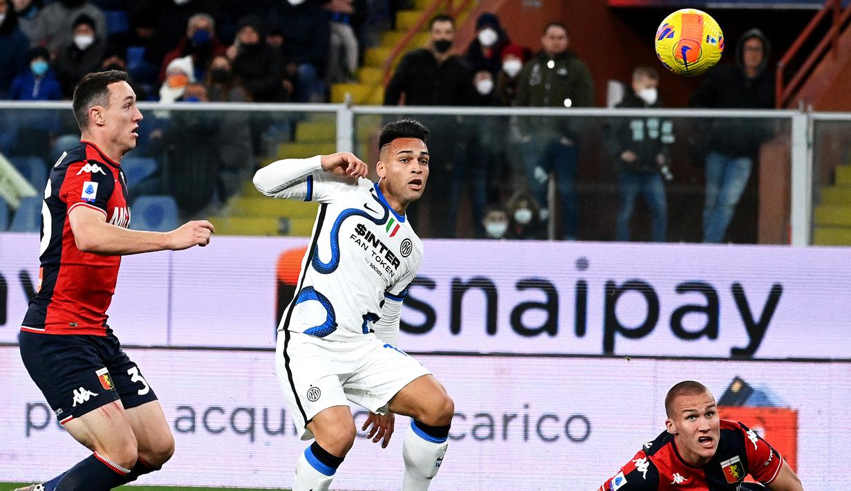 Namun akibat buruknya penyelesaian akhir para pemain Inter, gawang Genoa pun nyaris tanpa ancaman berarti. Sepanjang laga, Lautaro Martinez dan kawan-kawan hanya mampu melepaskan 4 kali shoot on target. (AFP/Vincenzo Pinto)