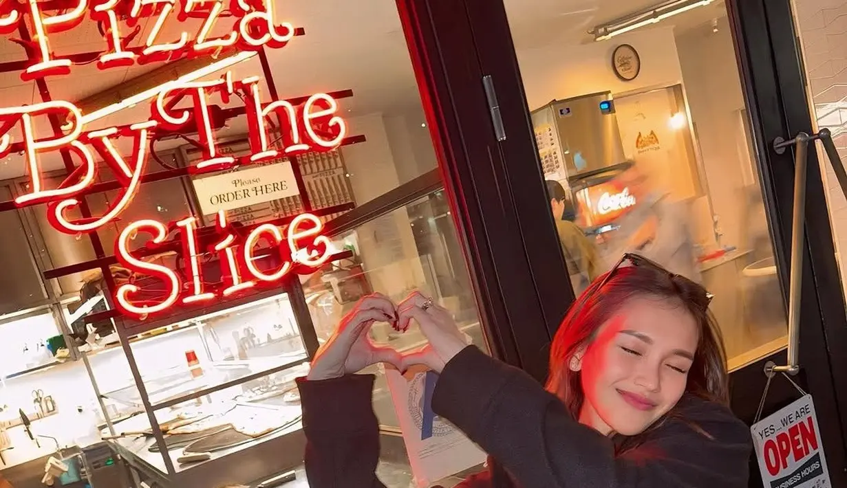 Berburu kuliner di Jepang, Ayu Ting Ting tak melewatkan mampir ke restoran pizza yang pernah dikunjungi Jennie BLACKPINK di Osaka. Dalam unggahannya pada Senin (7/4/2025), Ayu mengatakan restoran pizza yang dikunjunginya terbilang populer, apalagi sudah dikunjungi Jennie BLACKPINK. Merupakan seorang K-Popers, napak tilas tempat yang pernah dikunjungi idola tentunya jadi kebahagiaan sendiri. (Liputan6.com/IG/@ayutingting92)