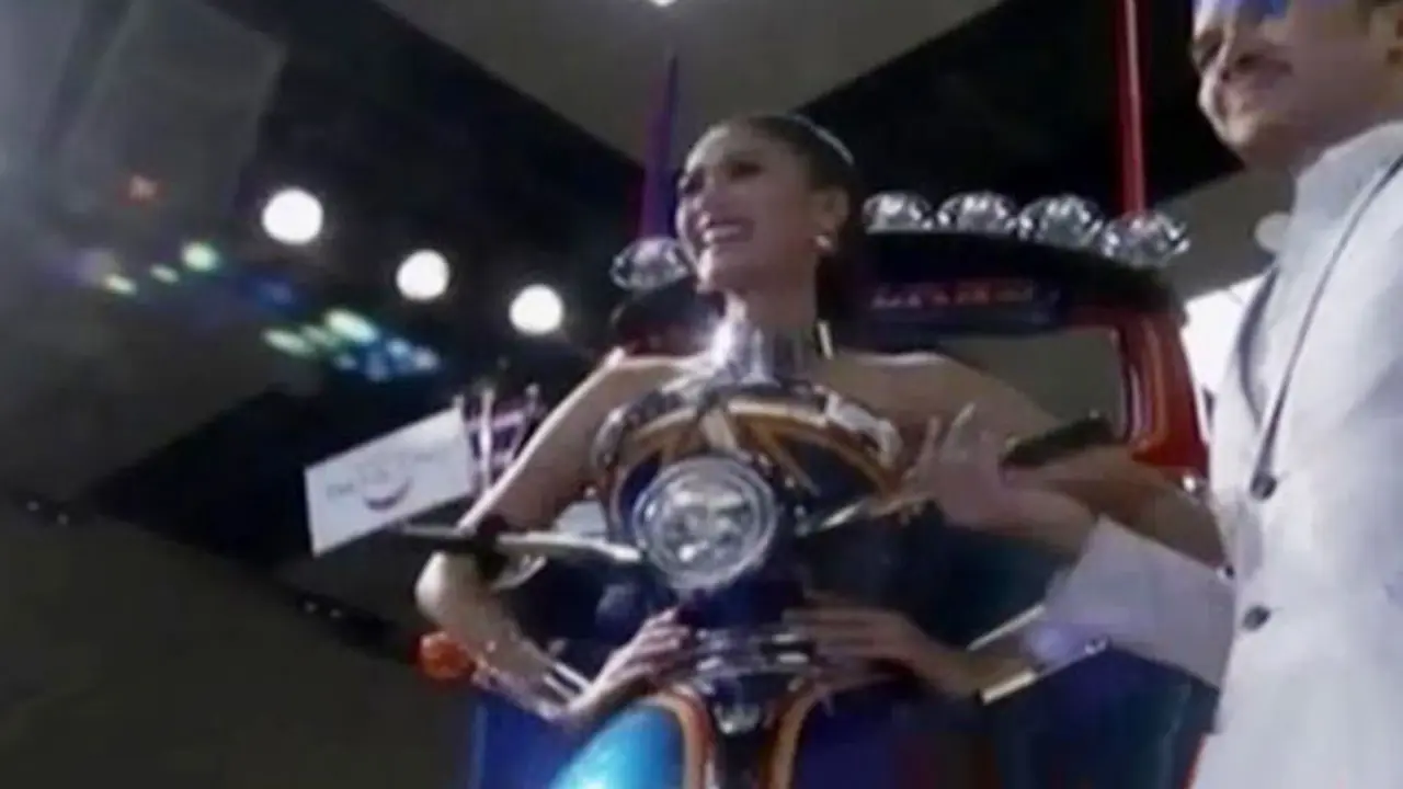 VIDEO: Uniknya Kostum Tuk Tuk Miss Thailand