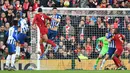 Proses terjadinya gol yang dicetak bek Liverpool, Virgil Van Dijk, ke gawang Brighton pada laga Premier League di Stadion Anfield, Liverpool, Sabtu (1/12). Liverpool menang 2-1 atas Brighton. (AFP/Paul Ellis)