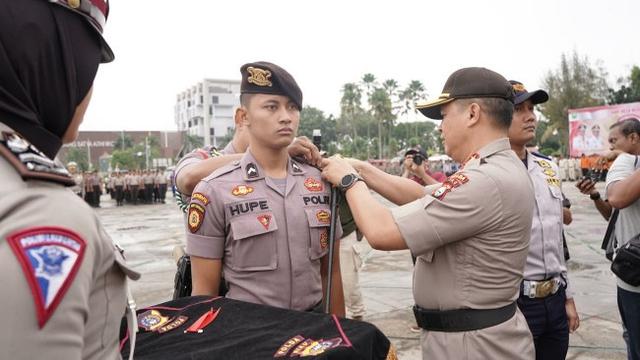 Kapolda Riau Irjen Agung Setya menyematkan tanda dimulainya Operasi Lilin 2019 untuk perayaan Natal dan tahun baru.