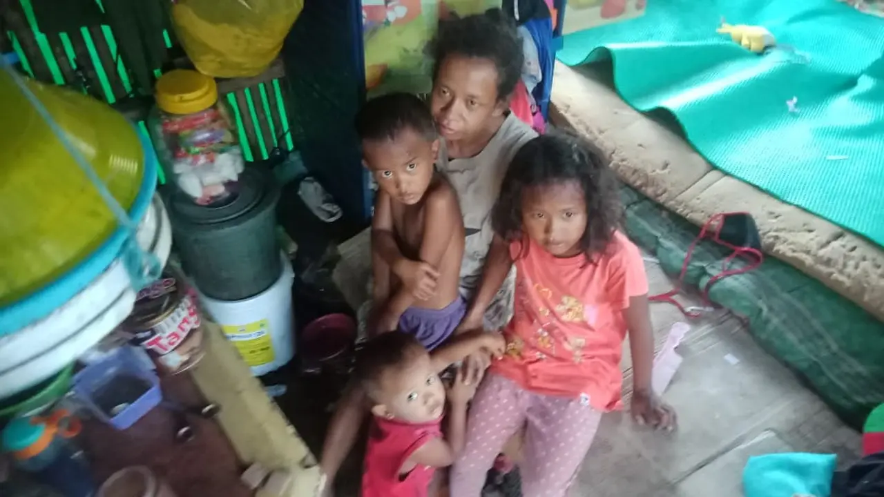 Kondisi keluarga Abas Basari (48) warga Desa Gempol,Kecamatan Banyusari, Karawang, yang tinggal di gubuk 2x4 meter. (Foto: Liputan6.com/Abramena)