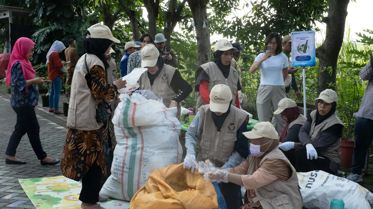 Penanggulangan sampah plastik di Surabaya. (Dok. UNDP)