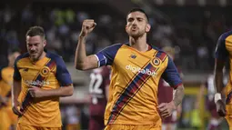 Gelandang AS Roma, Lorenzo Pellegrini berselebrasi usai mencetak gol ke gawang Torino pada pertandingan lanjutan Liga Serie A Italia di Stadion Olimpiade di Turin, Italia, Sabtu (21/5/2022). Dengan kemenangan ini, Roma memastikan finis di urutan keenam klasemen akhir sekaligus menyegel tempat di Liga Europa musim depan. (Spada/LaPresse via AP)
