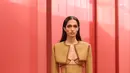 Koleksi baru ini berkisar pada siluet yang terstruktur dan mengalir, bermain dengan tekstur dan cetakan.  [Dok/Gucci].