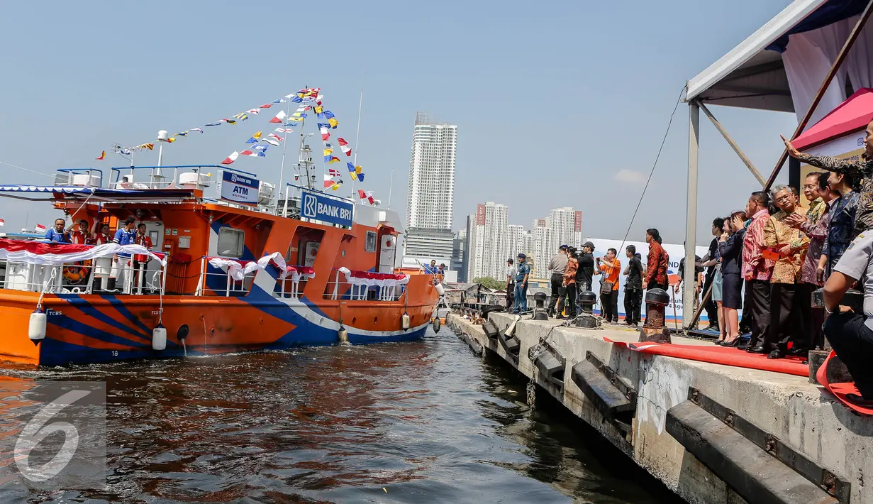 Teras BRI Kapal saat berlayar di Muara Angke, Jakarta, Selasa (4/8/2015). Teras BRI Kapal untuk menjangkau masyarakat pesisir Kepulauan. (Liputan6.com/Faizal Fanani)