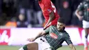 Pemain Plymouth Argyle, Jake Jervis (bawah) saat berebut bola dengan pemain Liverpool, Oviemuno Ejaria pada babak ketiga Piala FA di Home Park, Plymouth, (18/1/2017).  Liverpool menang 1-0. (Andrew Matthews/PA via AP)