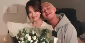 Song Hye Kyo kembali menunjukkan manisnya persahabatan yang ia miliki dengan aktor Yoo Ah In lewat unggahan foto di Instagram. (Foto: Twitter/hongsick)