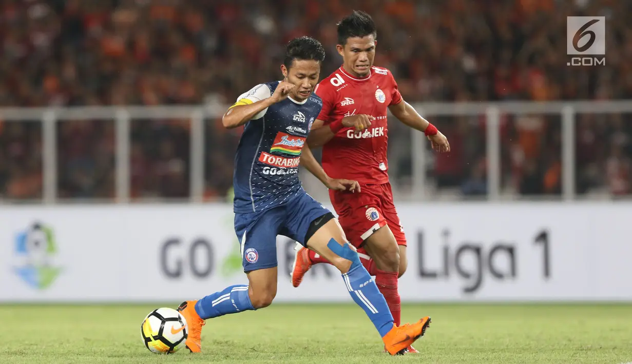 Pemain Persija, Sandi Sutte (kanan) mencoba menahan pergerakan kapten tim Arema FC, Dendi Santoso pada babak pertama lanjutan Liga 1 Indonesia 2018 di Stadion GBK, Jakarta, Sabtu (31/3). (Liputan6.com/Helmi Fithriansyah)