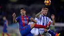 Striker Barcelona, Luis Suarez, berebut bola dengan pemain Real Sociedad, Inigo Martinez, pada pekan ke-13 La Liga Spanyol di Estadio Municipal de Anoeta, Minggu (27/11/2016). (Reuters/Vincent West)