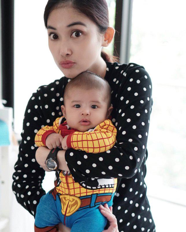 Ekspresi lucu baby Raphael foto bareng tantenya. Credit: via instagram.com/sandradewi88