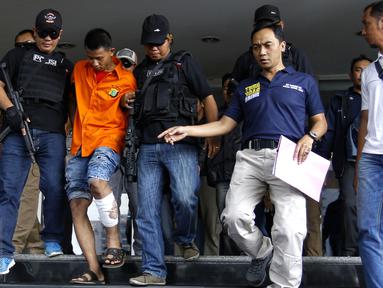 Tersangka Mursalim saat digelandang petugas Resmob Direktorat Reserse Kriminal Umum Polda Metro Jaya, Jakarta, Jumat (11/9/2015). Pelaku ditangkap dalam pelariannya seusai membunuh WN Jepang Nishimura. (Liputan6.com/Yoppy Renato)