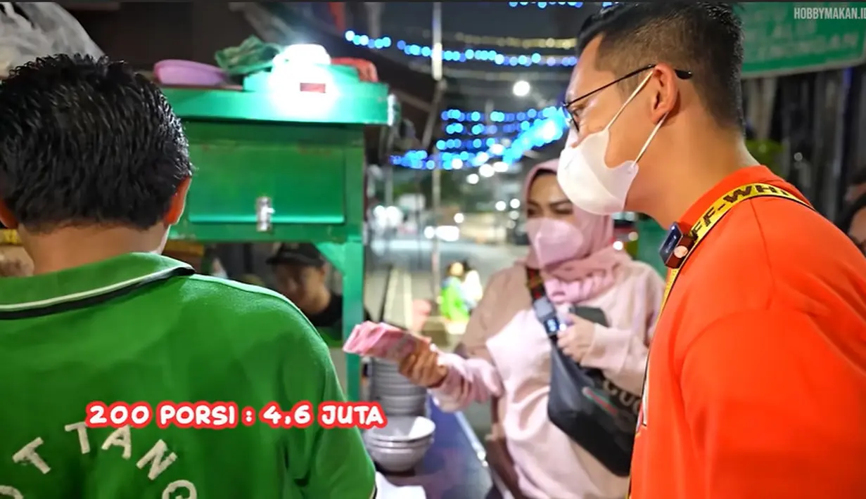 <p>Mama Rieta makan di pinggir Jalan. (Youtube/Hobby Makan)</p>