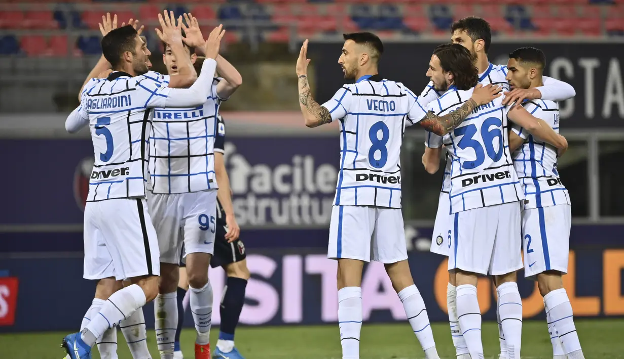 para pemain Inter Milan merayakan kemenangan atas Bologna pada laga Serie A di Stadion Renato Dall'Ara, Sabtu (3/4/2021). Inter Milan menang dengan skor 1-0. (Massimo Paolone/LaPresse via AP)