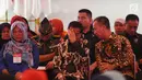 Presiden Joko Widodo berbincang dengan Mensos ‎Agus Gumiwang Kartasasmita saat menyalurkan bansos Program Keluarga Harapan (PKH) dan Bantuan Pangan Non Tunai (BPNT) kepada seribu warga Depok, Jawa Barat, Selasa (12/2). (Liputan6.com/Herman Zakharia)