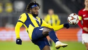 Pemain depan Fenerbahce asal Prancis #97, Allan Saint-Maximin, mengontrol bola selama pertandingan Liga Eropa UEFA, fase Liga - Pertandingan ke-4, pertandingan sepak bola antara AZ Alkmaar dan Fenerbahce di Stadion AZ, di Alkmaar pada tanggal 7 November 2024. (Koen van Weel/ANP/AFP)