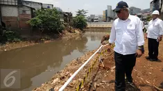 Menteri PUPR, Basuki Hadimoeljono meninjau proyek normalisasi kali Ciliwung di Kampung Pulo, Jakarta, Senin (12/10/2015). Menteri PUPR, Basuki Hadimoeljono melihat langsung kondisi pembangunan turap di sisi kali Ciliwung. (Liputan6.com/Helmi Fithriansyah)