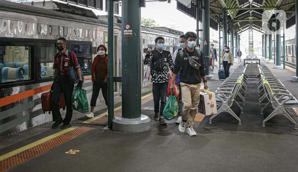 Penumpang turun dari rangkaian kereta api Argo Lawu dari Solo di Stasiun Gambir, Jakarta, Senin (17/5/2021). Kepala Humas PT KAI Daop I Eva Chairunisa mengatakan, pada hari ini diperkirakan akan ada 2.100 penumpang kereta api jarak jauh yang akan tiba di Jakarta. (Liputan6.com/Faizal Fanani)