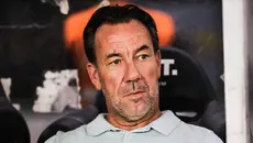 Pelatih PSIM Yogyakarta,&nbsp;Jean-Paul van Gastel saat timnya bertanding melawan Persebaya Surabaya dalam&nbsp;laga pertama BRI Super League 2025/2026, Jumat (8/8/2025). (Bola.com/Abdul Aziz)&nbsp;