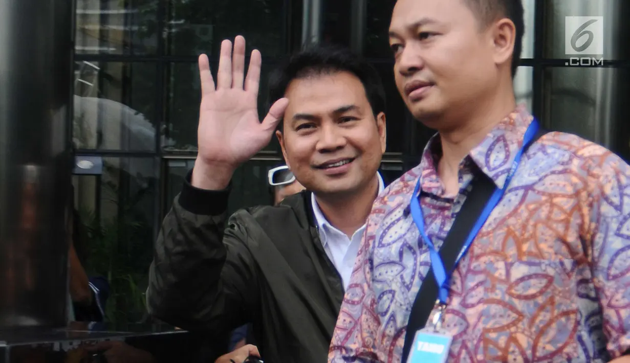 Politisi Partai Golkar Aziz Syamsuddin bersiap meninggalkan Gedung KPK usai diperiksa, Jakarta, Senin (27/11). Ia diperiksa sebagai saksi yang meringankan untuk tersangka dugaan korupsi pengadaan e-KTP, Setya Novanto. (Liputan6.com/Helmi Fithriansyah)
