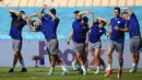 Para pemain Slovakia berlatih saat sesi latihan di Stadion La Cartuja, Seville, Spanyol, Selasa (22/6/2021). Slovakia akan menghadapi Spanyol pada pertandingan Grup E Euro 2020, Rabu 23 Juni 2021. (AP Photo/Thanassis Stavrakis)