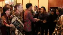 "Di hari yang berbahagia ini, kita semuanya mengucapkan selamat ulang tahun ke-90 Ibu Moeryati Soedibyo, ibu berhati baja, perempuan perkasa Indonesia, ibu jamu tradisional Indonesia," kata Jokowi. (Deki Prayoga/Bintang.com)