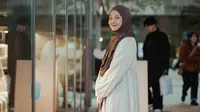 Sebagai pengguna hijab bukan halangan bagi Natasha Rizky untuk tampil stylish. Terlihat dari OOTD-nya liburan di Jepang yang tetap terlihat chic dengan busana santun [@natasharizkynew]