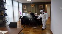 Gedung KPK disemprot disinfektan. (Fachrur Rozie/Liputan6.com)