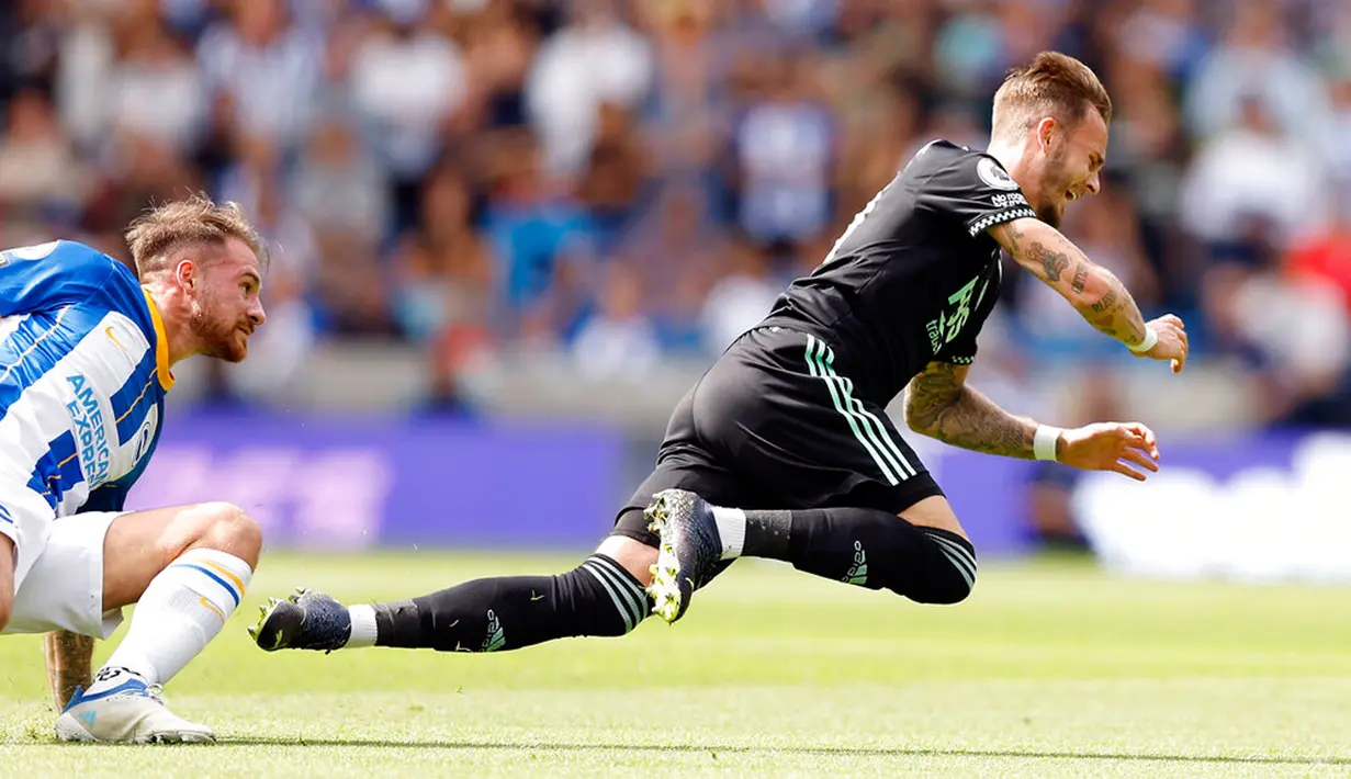 Pemain Brighton and Hove Albion Alexis Mac Allister (kiri) menjegal pemain Leicester City James Maddison pada pertandingan Liga Premier Inggris di The Amex Stadium, Brighton, Inggris, 4 September 2022. Brighton and Hove Albion menang dengan skor 5-2 dan membuat Leicester City terbenam pada dasar klasemen Liga Inggris. (Steven Paston/PA via AP)