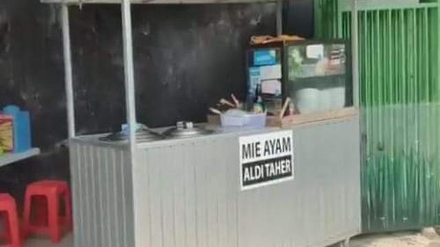 6 Nama Warung Mi Ayam Ini Nyeleneh Banget, Kocak