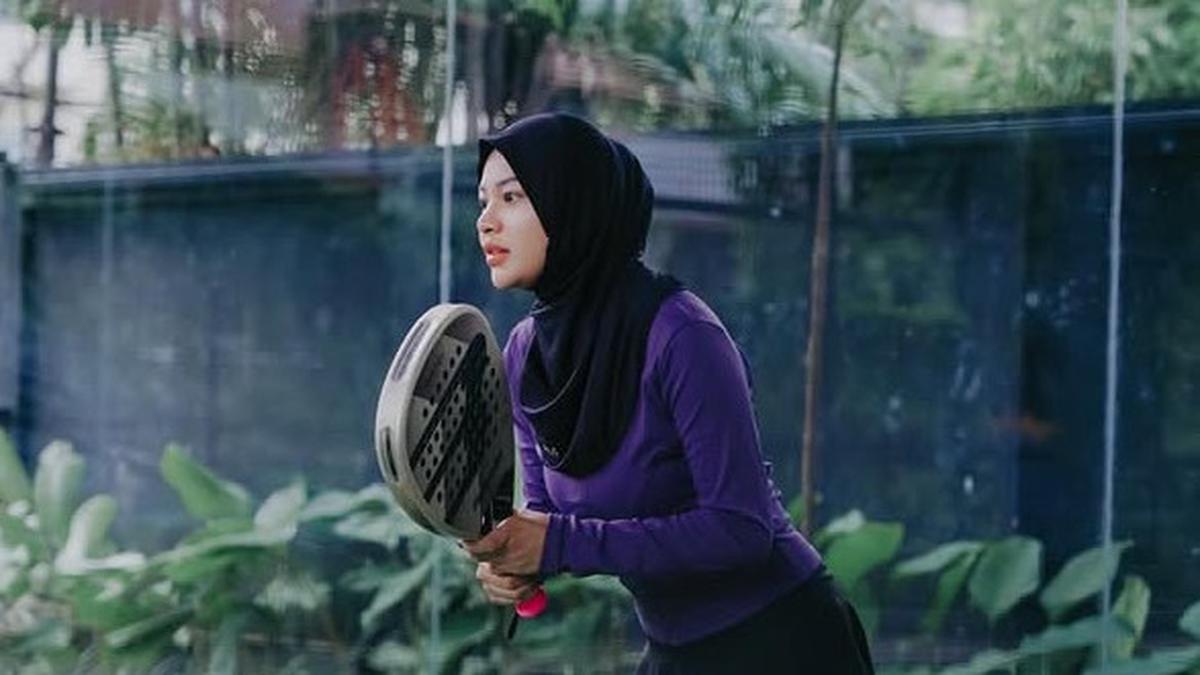 6 Potret Aurel Hermansyah “Kegilaan” Olahraga Padel, Kenakan Jaket Ungu Bodyfit Perlihatkan Tubuh Ideal