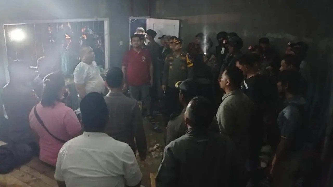 Personel Polres Kampar mendatangi lokasi penyerangan di Desa Terantang, Kabupaten Kampar.