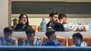 La Pulga ditemani oleh sang istri, Antonella Roccuzzo bersama anaknya. (AFP/Chandan Khanna)