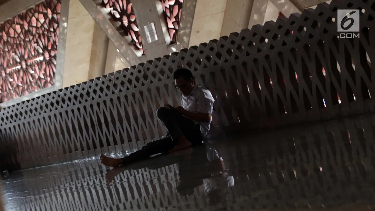Umat Muslim Perbanyak Ibadah Ramadan di Masjid At Tin