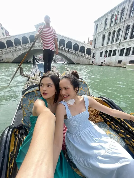Kurang rasanya bila sudah berada di Venesia belum mencoba naik gondola. Sambil menyusuri kanal-kanal air yang melewati lorong jembatan kecil, kakak beradik ini pun tampil menawan dengan kompak mengenakan dress bernuansa cerah. (Liputan6.com/IG/@bebytsabina)