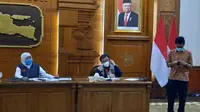 Konferensi pers perkembangan kasus virus corona baru yang memicu COVID-19 di Gedung Grahadi, Selasa (21/4/2020) (Foto: Liputan6.com/Dian Kurniawan)