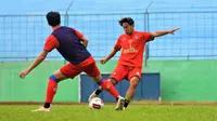 Zarka Safiq, putra legenda Arema Singgih Pitono, yang kini bermain bersama Arema U-19. (Bola.com/Iwan Setiawan)