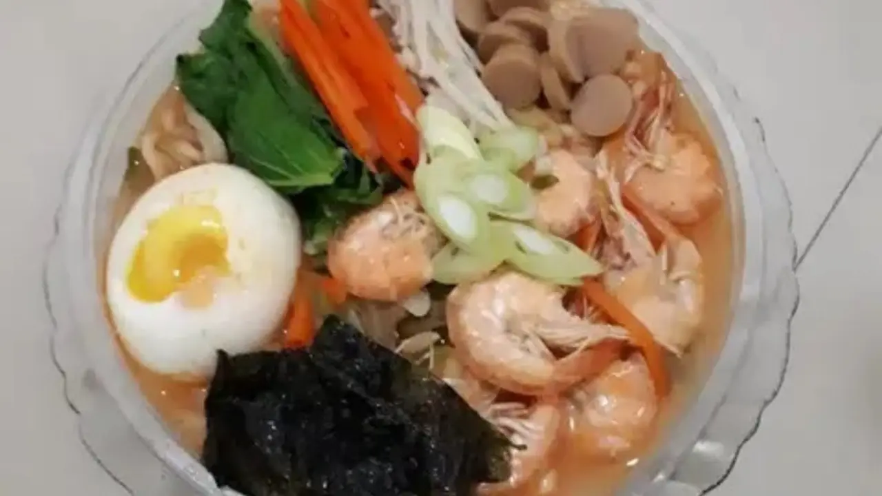 Resep udon kuah instan. (dok. Cookpad @mamagaul_)