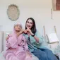 Luna Maya bertemu penonton tertua film Suzzanna Malam Jumat Kliwon bernama Muzenah yang berusia 101 tahun di Jakarta Timur, pada Selasa (8/8/2023). (Foto: Dok. Soraya Intercine Films)