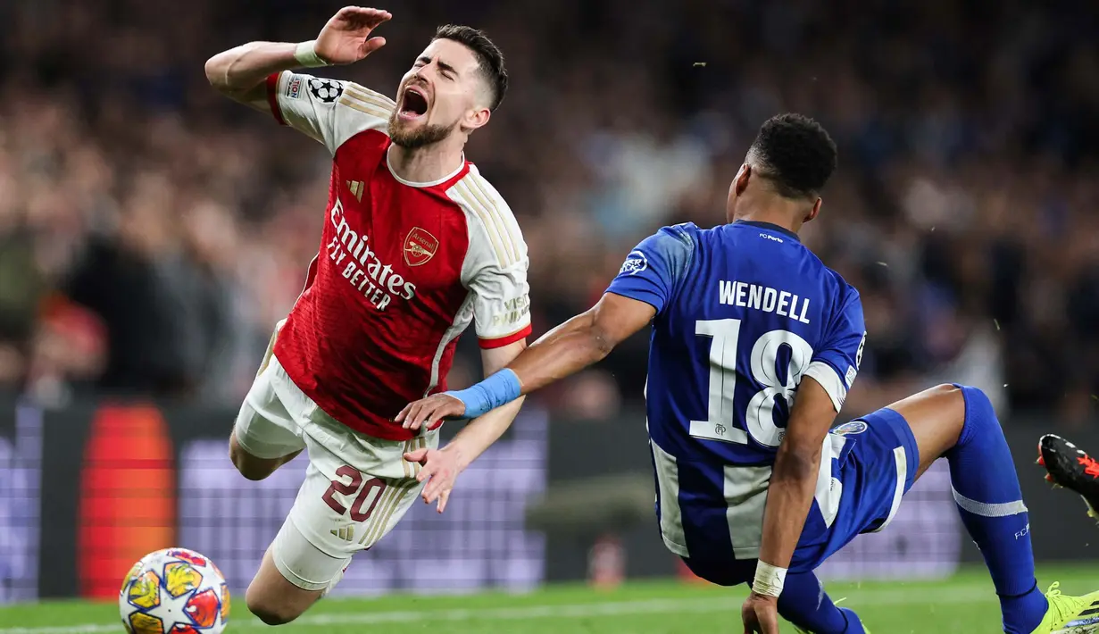 Keunggulan Arsenal 1-0 di leg kedua merubah agregat gol menjadi 1-1. Hal ini dikarenakan pada pada laga sebelumnya (leg pertama), Porto unggul 1-0. (Adrian DENNIS/AFP)